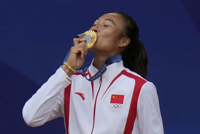 文当选年度最受球迷欢迎单打球员千亿球友会app人气女王！郑钦(图5)