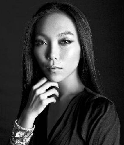 如今定居香港是国际顶级珠宝设计师qy体育球友会万宝宝：万里的孙女(图2)