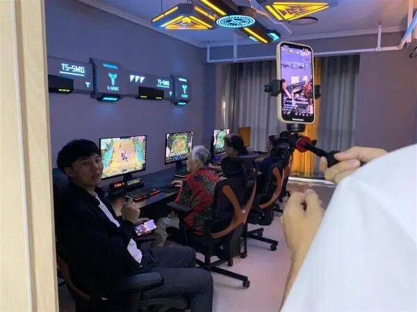 粉……这里的养老幸福又新潮老年电竞、VR体验、网上圈